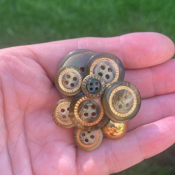 Green button brooch handmade - Picture 3 of 6